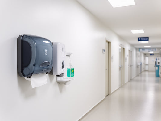Corredor de clinica medica com dispensers de higiene Santher