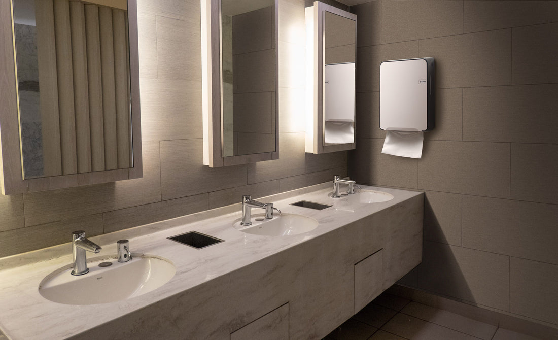 Banheiro corporativo premium com dispensers Santher Professional instalados