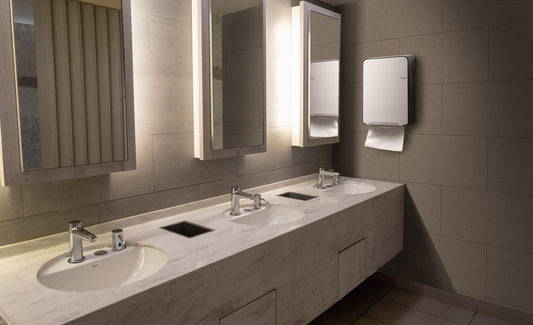 Banheiro corporativo premium com dispensers Santher Professional instalados