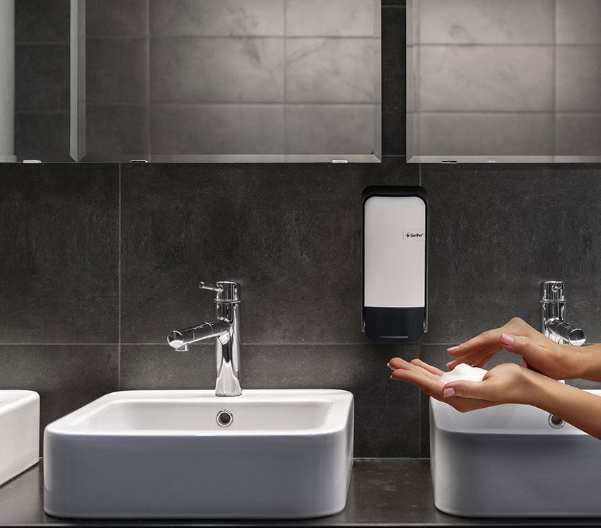 Sabonete espuma Santher Luna Quartz nas mãos