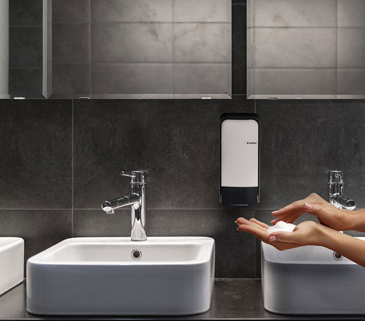 Sabonete espuma Santher Luna Quartz nas mãos