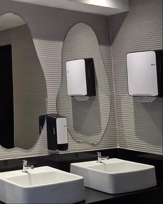 Saboneteiras e toalheiros Santher Quartz instalados em cliente